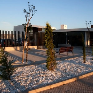 Entrada al parking y jardines exteriores